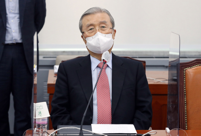 김종인 국민의힘 비상대책위원장이 12일 서울 여의도 국회에서 열린 온택트 정책워크숍에 참석하고 있다. 연합뉴스