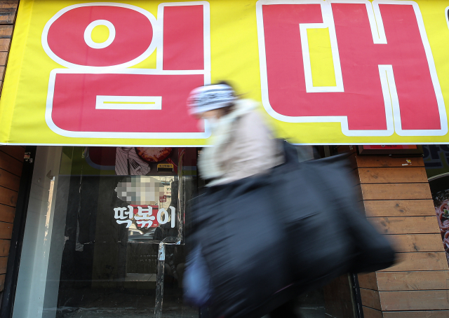 12일 오전 서울 종로구 숭인동 동대문 시장 인근 거리에 폐업한 식당 입구에 임대 현수막이 걸려 있다. 정부가 신종 코로나바이러스 감염증으로 인한 3차 재난지원금인 소상공인 버팀목 자금을 지급하는 등 소상공인 지원을 하고 있지만, 지원액 부족과 높은 임대료 등으로 장사를 포기하고 폐업하는 소상공인이 늘어나고 있다. 연합뉴스