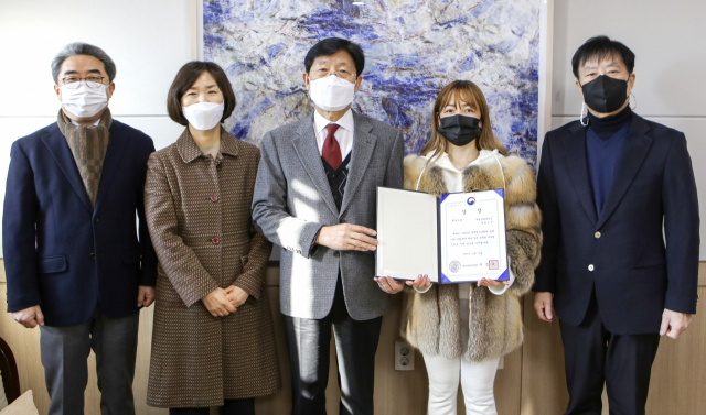 계명문화대 최준영 부총장, 황경희 교수, 박승호 총장, 샤흐노자 학생, 김윤갑 산학협력단장(왼쪽부터)이 기념촬영을 하고 있다. 계명문화대 제공