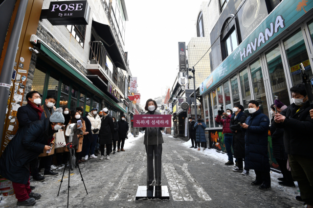 국민의힘 나경원 전 의원이 13일 서울 용산구 이태원동 먹자골목 인근에서 서울시장 보궐선거 출마를 선언하고 있다. 연합뉴스