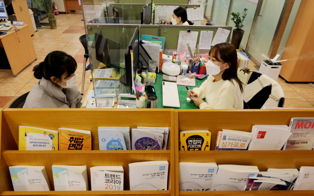 13일 오후 대구 달서구 계명대학교 대학일자리센터를 찾은 취업 준비생이 진로취업멘토와 상담을 하고 있다. 김영진 기자 kyjmaeil@imaeil.com