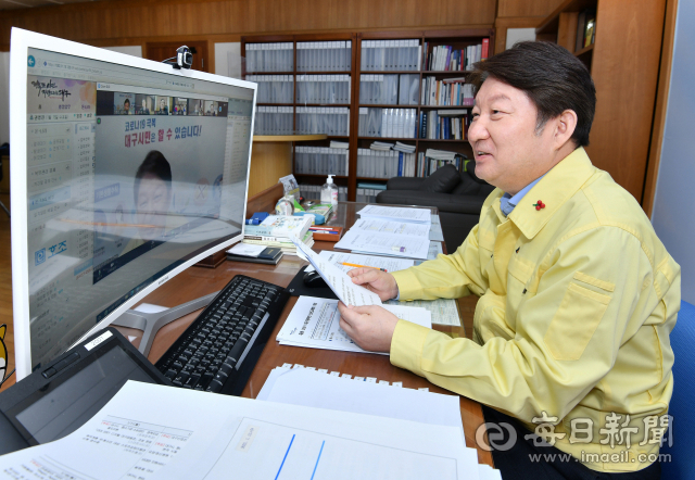 권영진 대구시장이 13일 오후 대구시청 시장실에서 