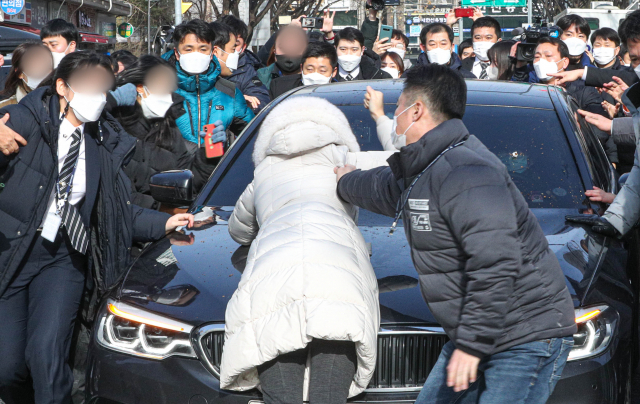 6개월된 입양 딸 정인 양을 학대해 숨지게 한 혐의를 받는 양부모의 첫 재판이 열린 13일 서울 양천구 서울남부지법에서 양부 안모씨가 탄 차량이 나오자 시민들이 거세게 항의하고 있다. 연합뉴스