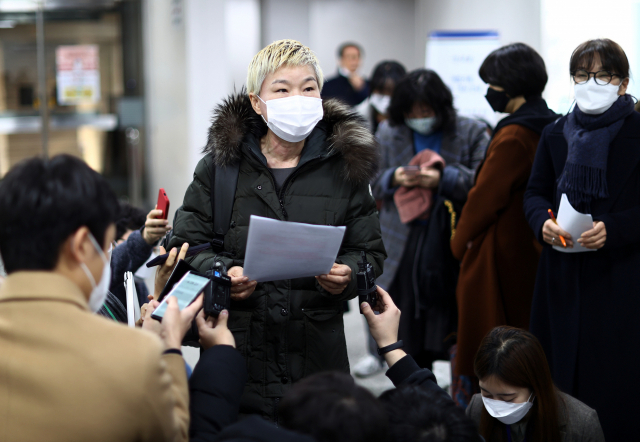 동료 공무원을 성폭행한 혐의로 기소된 전직 서울시장 비서실 직원이 실형을 선고받고 법정구속된 14일 오전 서초구 서울중앙지법에서 피해자 측 변호인인 김재련 변호사가 재판 후 발언하고 있다. 연합뉴스