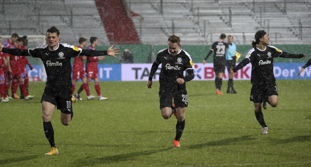 이재성(오른쪽)이 소속된 홀슈타인 킬이 14일 바이에른 뮌헨과의 2020-21시즌 DFB 포칼컵 2라운드(32강) 홈경기에서 승리하자 선수들이 기쁨을 만끽하고 있다. 연합뉴스