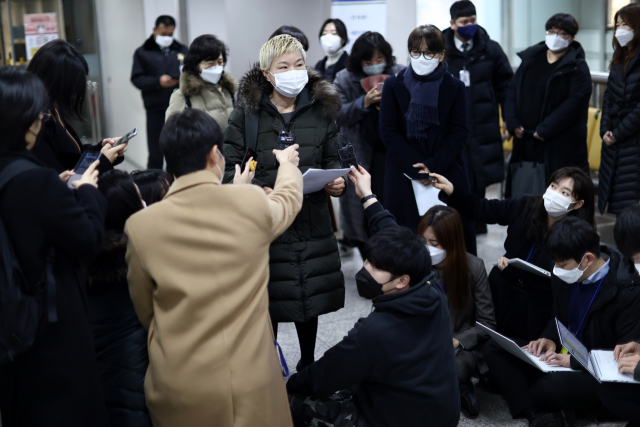 동료 공무원을 성폭행한 혐의로 기소된 전직 서울시장 비서실 직원이 14일 오전 서울중앙지법에서 징역 3년 6개월을 선고받고 법정 구속됐다. 재판이 끝난 후 피해자 측 변호인인 김재련 변호사가 기자들 앞에서 입장을 밝히고 있다. 연합뉴스