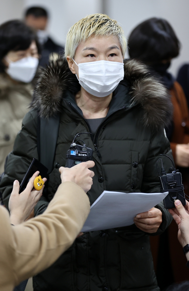 동료 공무원을 성폭행한 혐의로 기소된 전직 서울시장 비서실 직원이 14일 오전 서울중앙지법에서 징역 3년 6개월을 선고받고 법정 구속됐다. 재판이 끝난 후 피해자 측 변호인인 김재련 변호사가 기자들 앞에서 입장을 밝히고 있다. 연합뉴스