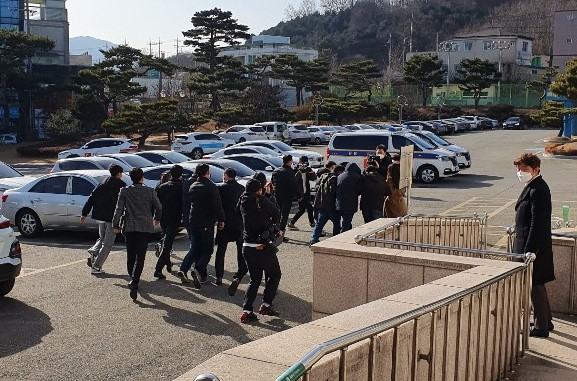 14일 오후 1시쯤 상주열방센터 간부 2명이 영장실질심사를 받기위해 대구지법 상주지원 1호법정으로 들어서고 있다. 고도현 기자