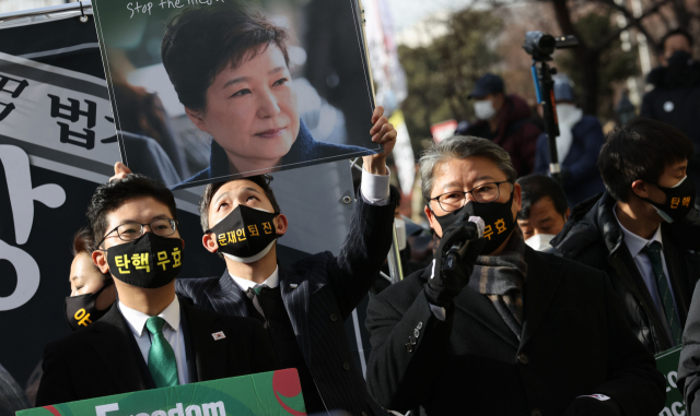 박근혜 전 대통령의 재상고심 선고 공판이 열린 14일 오전 서울 서초역 인근에서 우리공화당 조원진 대표가 발언하고 있다. 대법원은 이날 특정범죄 가중처벌법상 뇌물 등 혐의로 기소된 박 전 대통령의 재상고심에서 징역 20년·벌금 180억원을 선고한 원심을 확정했다. 연합뉴스