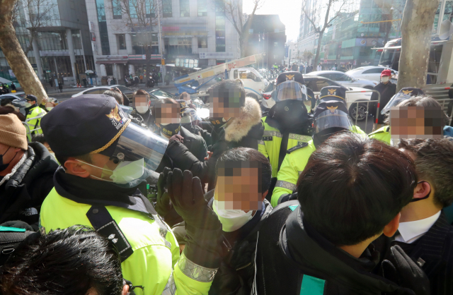 박근혜 전 대통령의 재상고심 선고 공판이 열리는 14일 오전 서울 서초구 대법원 앞에서 박 전 대통령의 지지자들과 경찰이 집회 인원 문제로 충돌하고 있다. 연합뉴스