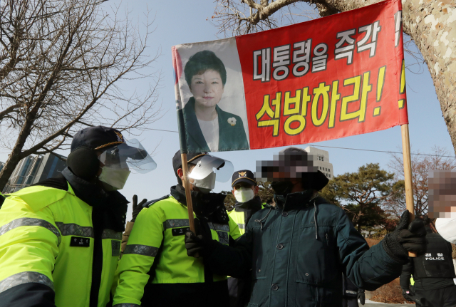 박근혜 전 대통령의 재상고심 선고 공판이 열리는 14일 오전 서울 서초구 대법원 앞에서 지지자들이 석방을 촉구하고 있다. 연합뉴스