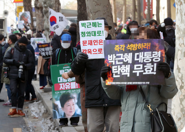 박근혜 전 대통령의 재상고심 선고 공판이 열리는 14일 오전 서울 서초구 대법원 앞에서 지지자들이 석방을 촉구하고 있다. 연합뉴스