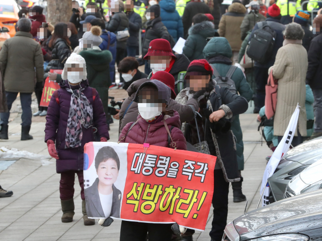 박근혜 전 대통령의 재상고심 선고 공판이 열리는 14일 오전 서울 서초구 대법원 인근에서 지지자들이 석방을 촉구하고 있다. 연합뉴스