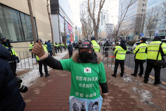 박근혜 전 대통령의 재상고심 선고 공판이 열리는 14일 오전 서울 서초구 대법원 인근 거리에서 박 전 대통령 지지자가 무죄를 기원하고 있다. 연합뉴스