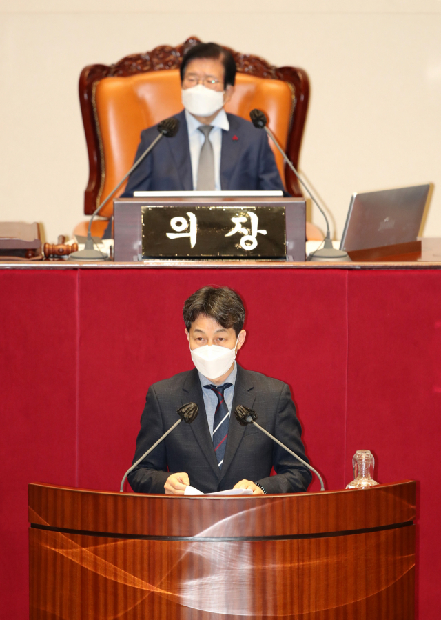 더불어민주당 윤건영 의원이 13일 국회 본회의에서 남북관계발전법 개정안 제안 설명을 하고 있다. 연합뉴스