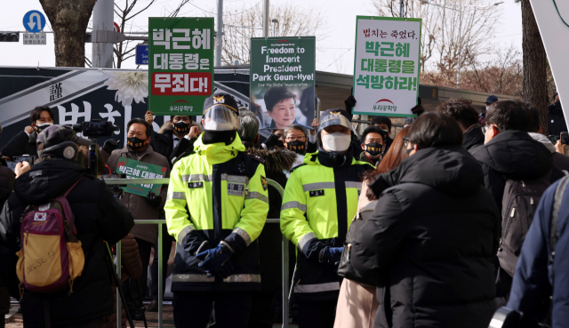 박근혜 전 대통령의 재상고심 선고 공판이 열린 14일 오전 서울 서초역 인근에서 지지자들이 손팻말을 들고 있다. 대법원은 이날 특정범죄 가중처벌법상 뇌물 등 혐의로 기소된 박 전 대통령의 재상고심에서 징역 20년·벌금 180억원을 선고한 원심을 확정했다. 연합뉴스