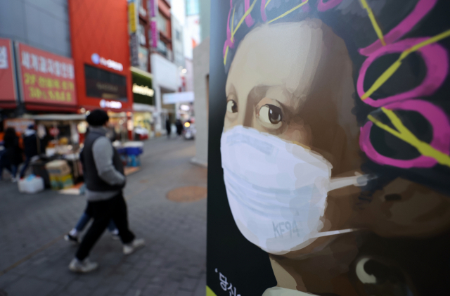 16일 오후 서울 중구 명동거리 모습. 정부는 이날 신종 코로나바이러스 감염증 확산 방지를 위해 현행 사회적 거리두기(수도권 2.5단계·비수도권 2단계)와 전국 5인 이상 사적모임 금지 조치를 이달 말까지 연장한다고 밝혔다. 연합뉴스