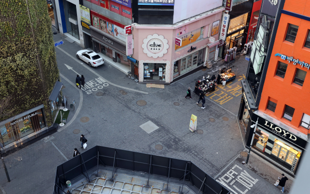 16일 오후 서울 중구 명동거리 모습. 정부는 이날 신종 코로나바이러스 감염증 확산 방지를 위해 현행 사회적 거리두기(수도권 2.5단계·비수도권 2단계)와 전국 5인 이상 사적모임 금지 조치를 이달 말까지 연장한다고 밝혔다. 연합뉴스