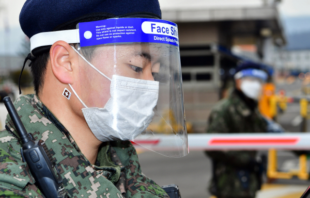 공군 11전투비행단 정문에서 페이스쉴드(안면 보호장구)와 패스밴드(신체 부착형 체온계)로 구성된 