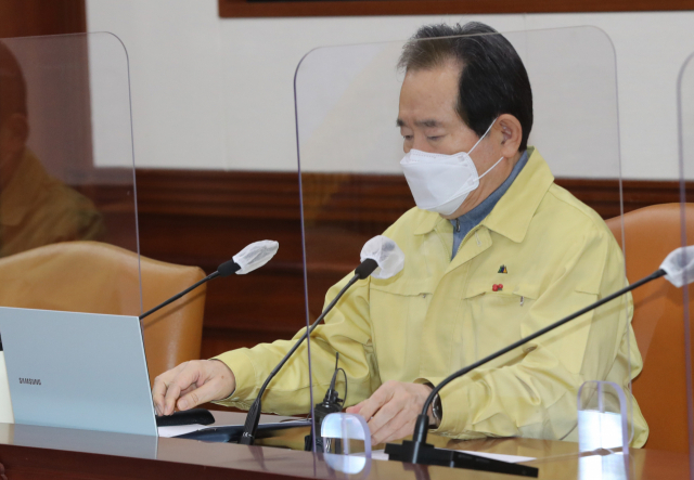 정세균 국무총리가 17일 오후 정부서울청사에서 열린 신종 코로나바이러스 감염증(코로나19) 대응 중앙재난안전대책본부(중대본) 회의에서 자료를 보고 있다. 연합뉴스