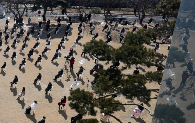 대면예배 강행으로 폐쇄 명령이 내려진 17일 오전 부산 강서구 세계로 교회 잔디밭 앞에서 신도 200여명이 예배를 하고 있다. 최근 법원은 이 교회의 폐쇄 명령 집행정지 가처분 신청을 기각했다. 연합뉴스