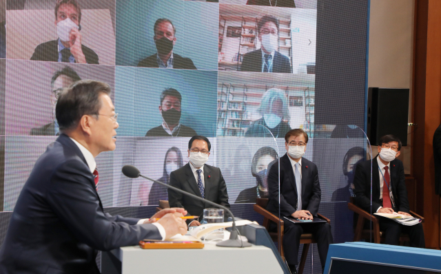 유영민 대통령 비서실장(왼쪽두번째부터), 서훈 국가안보실장, 김상조 정책실장이 18일 청와대 춘추관에서 열린 문재인 대통령 신년 기자회견에 참석해 있다. 연합뉴스