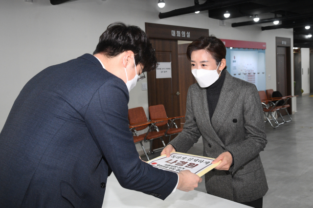 국민의힘 나경원 전 의원이 18일 오전 서울 여의도 국민의힘 당사를 방문, 서울시장 보궐선거 경선 후보등록을 하고 있다. 연합뉴스