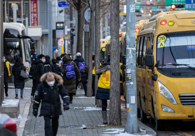 코로나19 확산에 그동안 중단됐던 실내체육시설과 노래연습장, 학원 등 다중이용시설의 운영이 부분적으로 재개된 18일 서울 송파구의 한 학원가 인근에서 버스에서 내린 학생들이 학원으로 향하고 있다. 연합뉴스