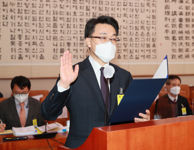 김진욱 초대 고위공직자범죄수사처(공수처) 처장 후보자가 19일 오전 서울 여의도 국회 법제사법위원회에서 열린 인사청문회에 출석, 증인 선서를 하고 있다. 연합뉴스