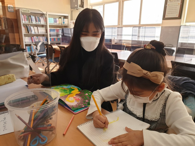 다문화 학생 중에는 학습과 학교생활에 적응하는 데 어려움을 겪지 않도록 한국어를 집중적으로 지도해야 하는 경우가 있다. 다문화 학생을 개별 지도하는 모습. 대구시교육청 제공