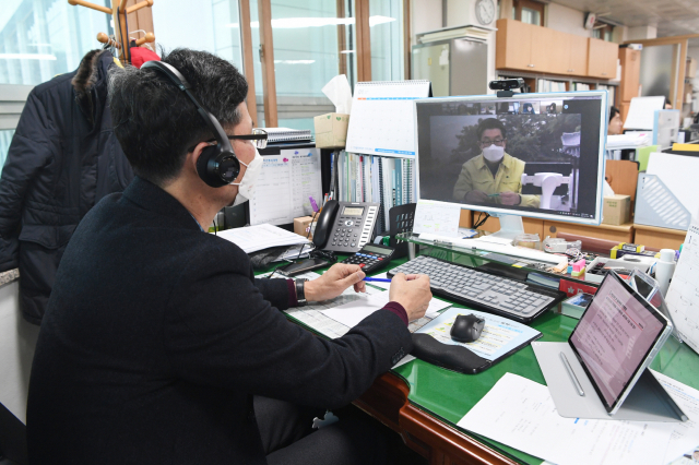 이석훈 투자유치과장이 자신의 책상 PC를 통해 영주시장과 대화를 나누고 있다. 영주시 제공