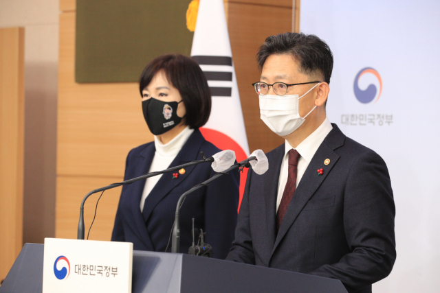 김현수 농림축산식품부 장관이 19일 정부서울청사에서 열린 청탁금지법 시행령 개정 및 설 농수산물 소비 촉진 방안 브리핑에서 농수산물 선물 가액 상향에 관해 브리핑하고 있다. 농림축산식품부 제공