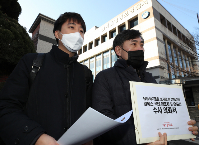 국민의힘 하태경 의원(오른쪽)과 이준석 전 최고위원이 19일 오전 남성 아이돌을 소재로 한 성착취물 알페스·섹테(섹스테이프) 제조자 및 유포자 수사의뢰서를 영등포경찰서에 접수하기에 앞서 취재진의 질문을 받고 있다. 