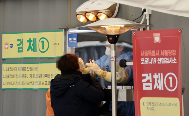 오는 20일 국내에서 신종 코로나바이러스 감염증(코로나19) 첫 확진자가 나온 지 꼭 1년째가 되는 가운데 19일 오후 서울광장에 마련된 임시 선별진료소에서 의료진이 검체를 채취하고 있다. 연합뉴스