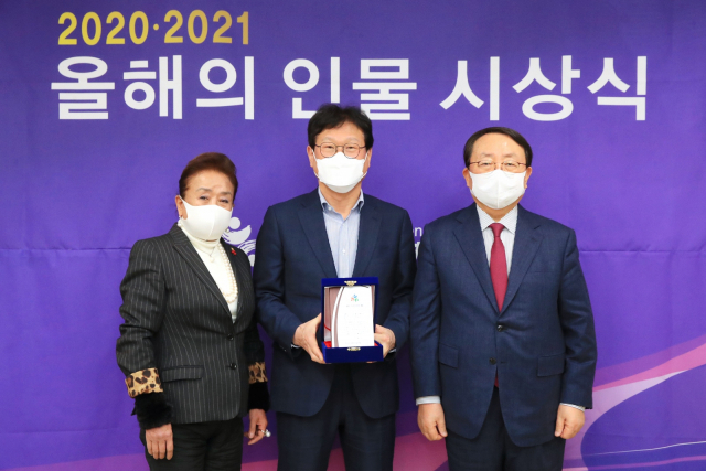 김대권 대구 수성구청장이 지난 19일 범시민사회단체연합에서 선정하는 2020년 올해의 인물 