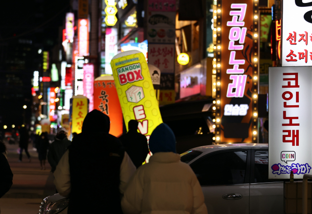 코로나19 확산에 그동안 중단됐던 실내체육시설과 노래연습장, 학원 등 다중이용시설의 운영이 부분적으로 재개된 18일 오후 서울 송파구의 한 코인노래방 간판 네온사인이 켜져 있다. 사진은 기사내용과 관련 없음. 연합뉴스