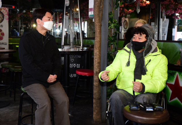 서울시장 보궐선거에 도전한 국민의당 안철수 대표가 20일 서울 용산구 이태원을 방문, 강원래 이태원 자영업자 대표 등 상인들과 간담회를 하고 있다. 연합뉴스