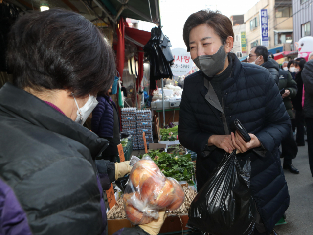 서울시장 보궐선거에 출마한 국민의힘 나경원 전 의원이 20일 서울 양천구 신영시장을 찾아 상인과 이야기를 나누고 있다. 연합뉴스