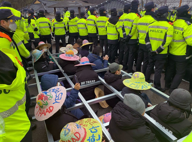 22일 오전 경북 성주 사드(THAAD·고고도미사일방어체계)기지 입구인 초전면 소성리 마을회관 앞에서 경찰이 시위 중인 주민을 해산하기 시작했다. 사진은 성주 소성리 마을회관 앞. 국방부는 이날 사드기지에 공사 장비와 자재를 반입할 계획이라고 전했다. [소성리 종합상황실 제공. 재판매 및 DB 금지] 연합뉴스