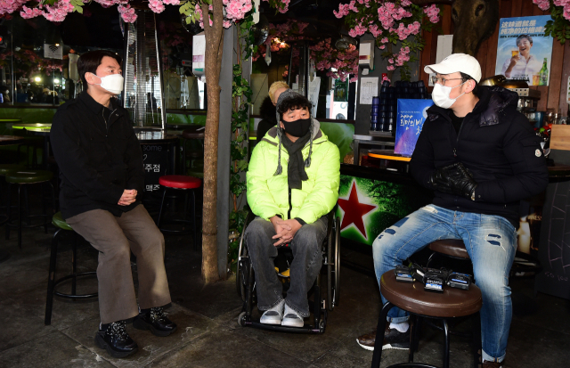 서울시장 보궐선거에 도전한 국민의당 안철수 대표가 20일 서울 용산구 이태원을 방문, 강원래 이태원 자영업자 대표 등 상인들과 간담회를 하고 있다. 연합뉴스