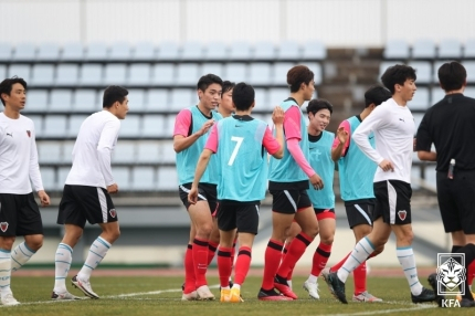 김학범 감독이 이끄는 올림픽대표팀 선수들이 22일 오전 제주 서귀포의 강착학공원종합경기장에서 열린 포항스틸러스와의 비공개 연습경기에서 득점 후 기뻐하고 있다.사진 대한축구협회 제공