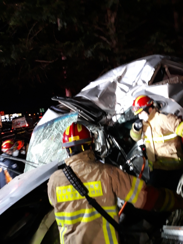 지난 21일 오후 포항시 북구 흥해읍 7번 국도 SUV 차량 교통사고 현장에서 119구조대원들이 구조작업을 하고 있다. 포항북부소방서 제공