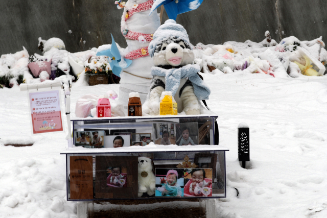 18일 경기도 양평군 하이패밀리 안데르센 공원묘원에서 양부모의 학대로 생후 16개월 만에 숨진 정인 양의 묘지가 눈으로 덮여 있다. 경찰은 이날 이른바 