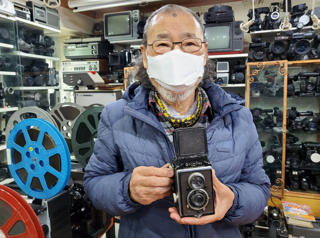 22일 대구 중구 한국영상비디오박물관에서 만난 김태환 관장이 처음으로 수집한 사진기에 대해 설명하고 있다. 이통원 기자. tong@imaeil.com