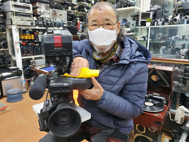 22일 대구 중구 한국영상비디오박물관에서 만난 김태환 관장이 수집품의 먼지를 닦고 있다. 이통원 기자. tong@imaeil.com