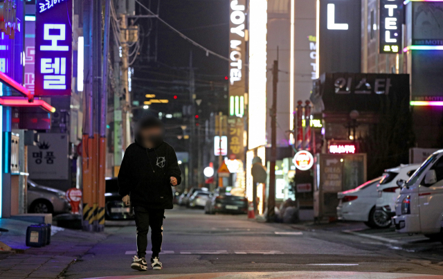 지난 23일 오후 대구 수성구 황금동의 유흥 밀집 지역에서 한 유흥업소 주인이 