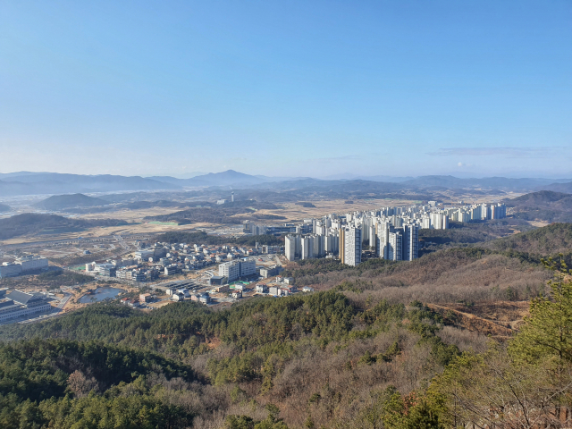 24일 경북 안동시 풍천면과 예천군 호명면 일원에 들어선 경북도청 신도시 전경. 2016년 1월 1단계 사업이 완료된 지 만 5년이 지나면서 도시의 면모를 속속 갖추고 있다. 박영채 기자