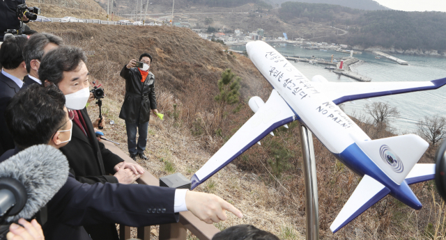 더불어민주당 이낙연 대표가 21일 오후 부산 강서구 대항전망대에서 가덕도신공항 예정지를 둘러보고 있다. 연합뉴스