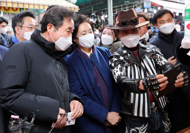 23일 오전 서울 중구 남대문시장에서 더불어민주당 이낙연 대표와 서울시장 보궐선거 경선에 나서는 박영선 전 중소벤처기업부 장관이 한 시민과 기념촬영을 하고 있다. 연합뉴스