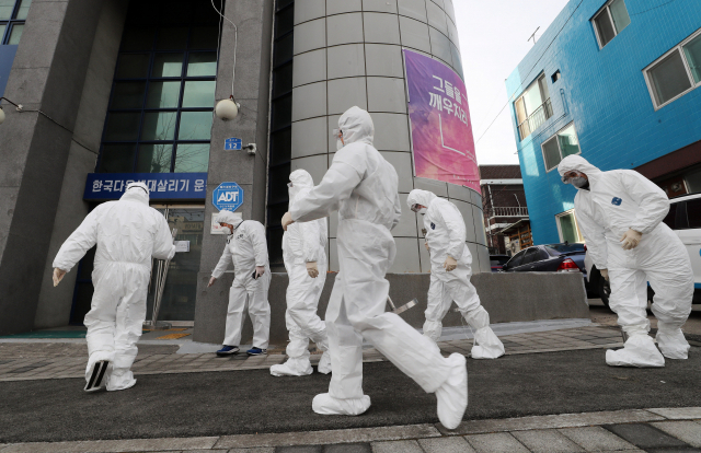 25일 오전 대전시 중구 대흥동 IEM국제학교 앞에서 경찰이 출입을 통제하고 있다. 비인가 종교교육시설인 IEM국제학교에서는 전날 127명의 신종 바이러스 감염증(코로나19) 확진자가 나왔다. 연합뉴스